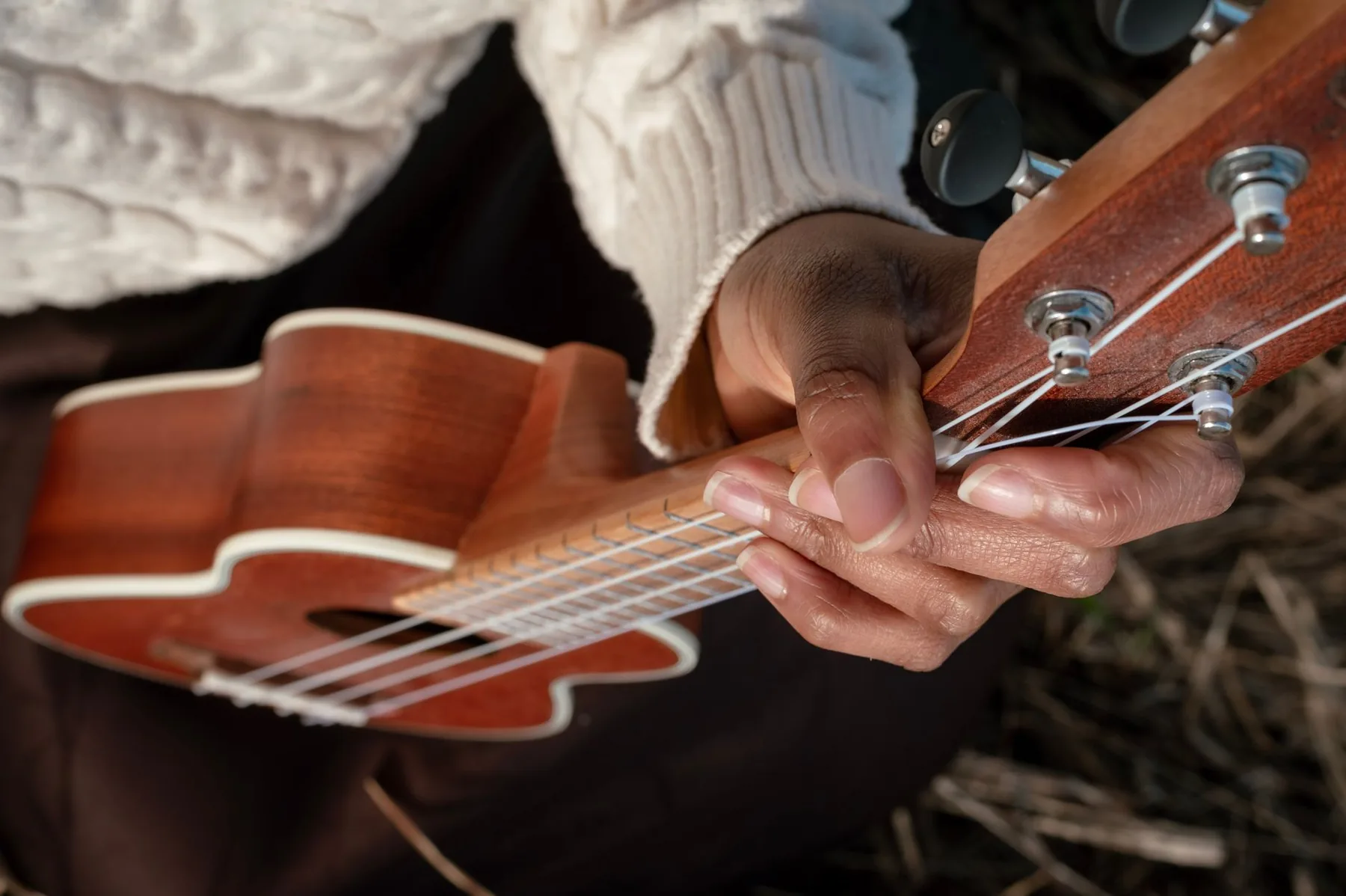 Mains jouant une kalimba en bois