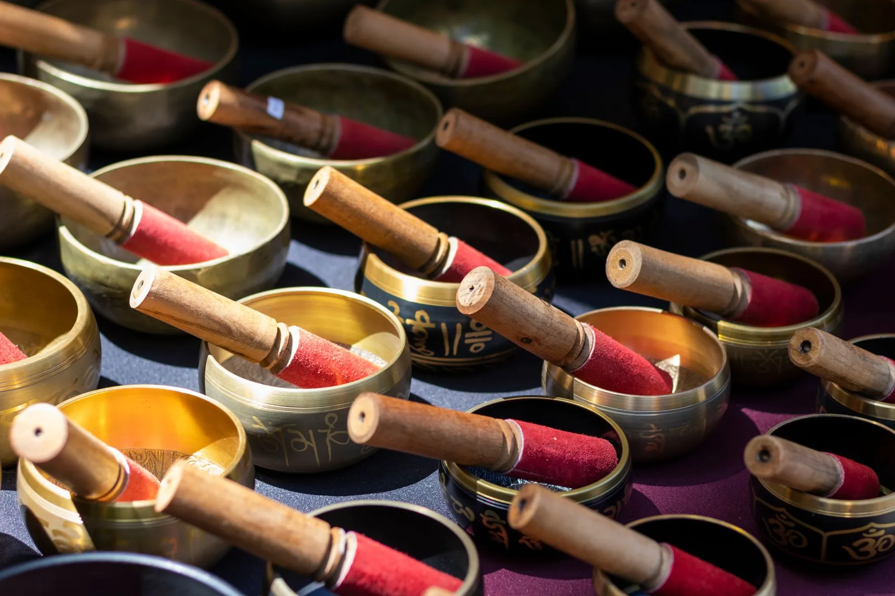 Bols tibétains avec maillets artisanaux Bols tibétains avec maillets artisanaux