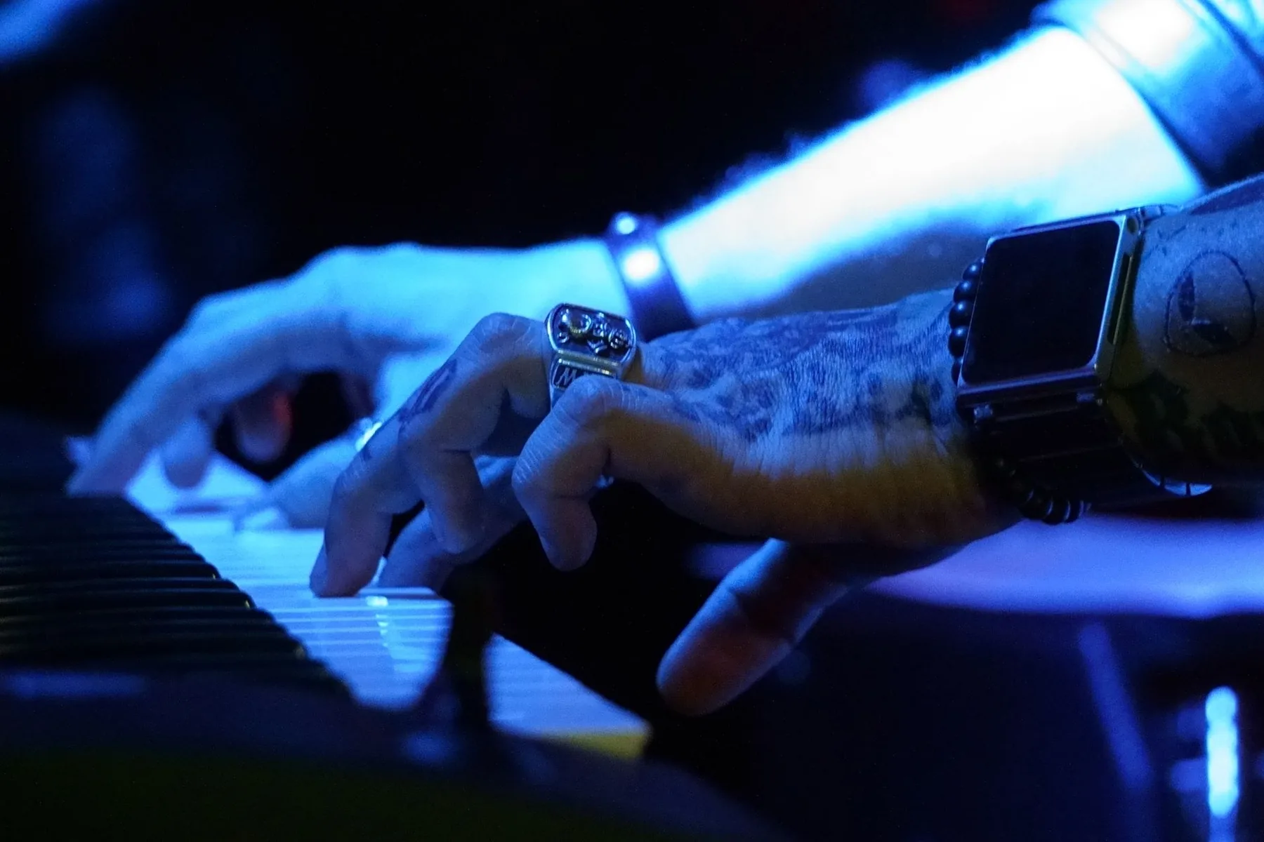 Mains de musicien sur clavier
