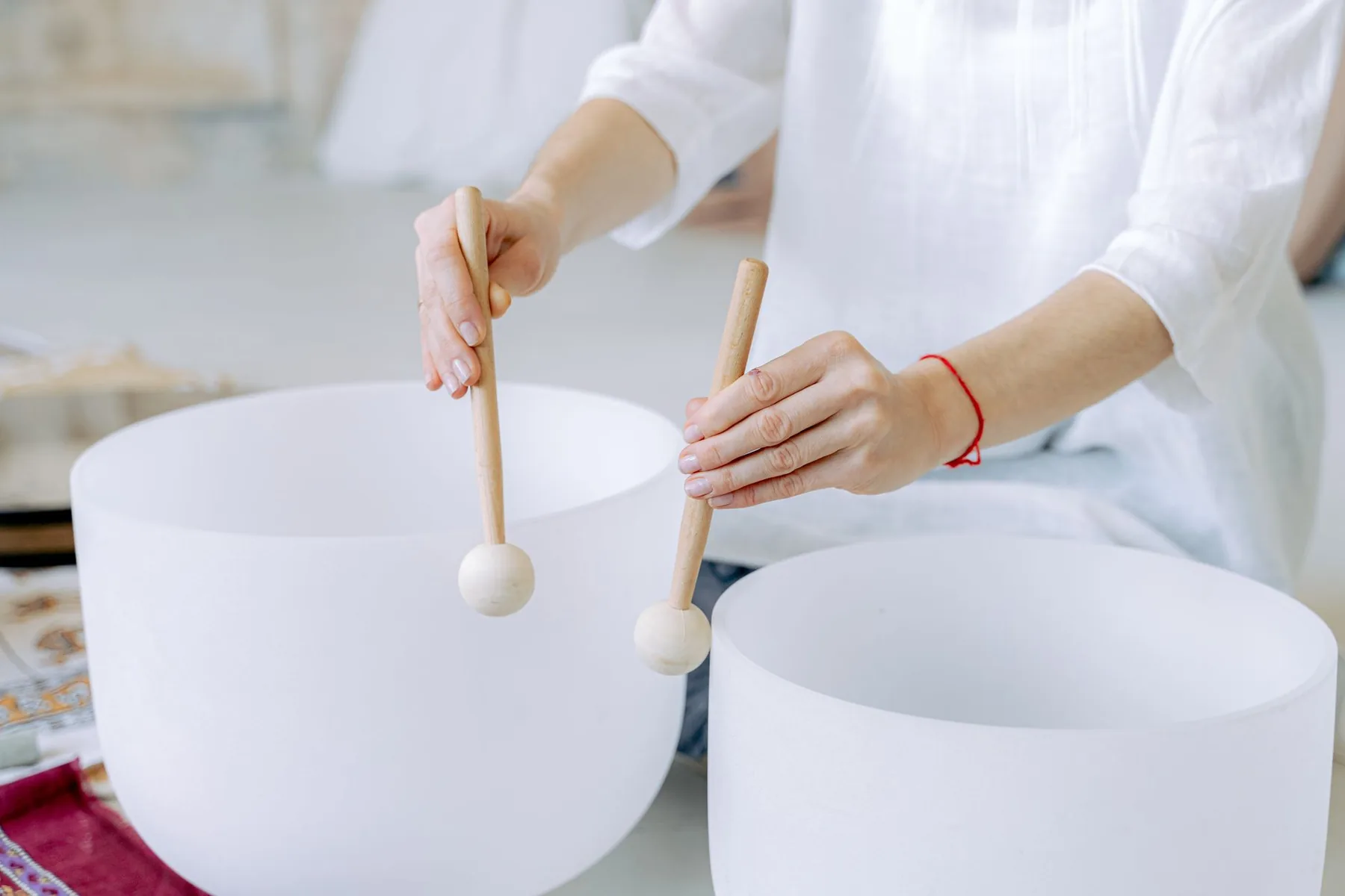 Mains jouant des bols chantants