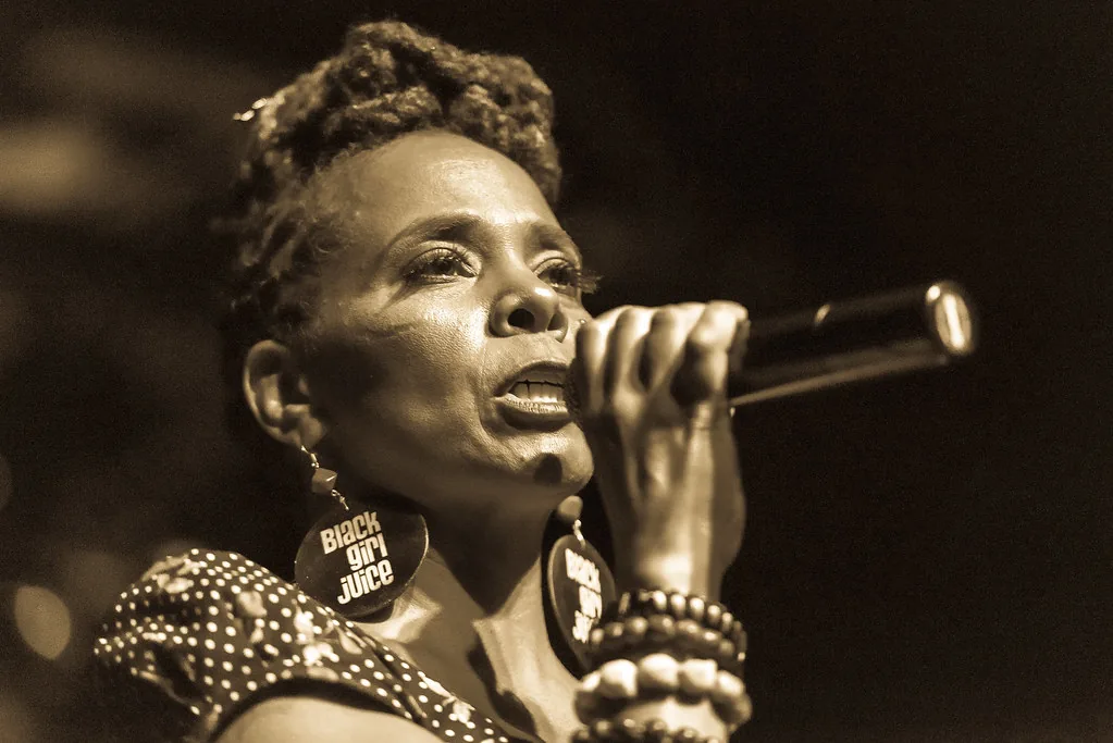 Chanteuse sur scène en concert
