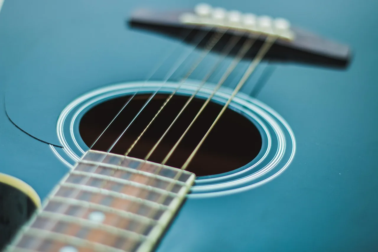Guitare acoustique bleue en gros plan