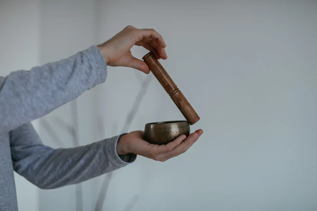 Comment fonctionne un massage avec bol chantant tibétain