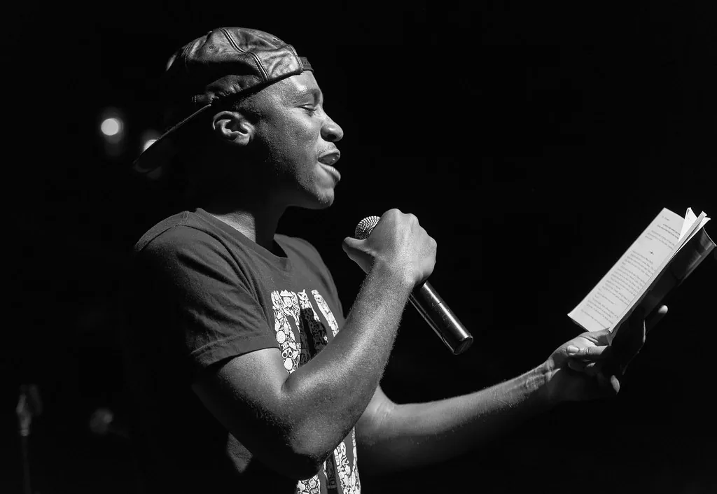 Musicien chantant avec micro Musicien chantant avec micro