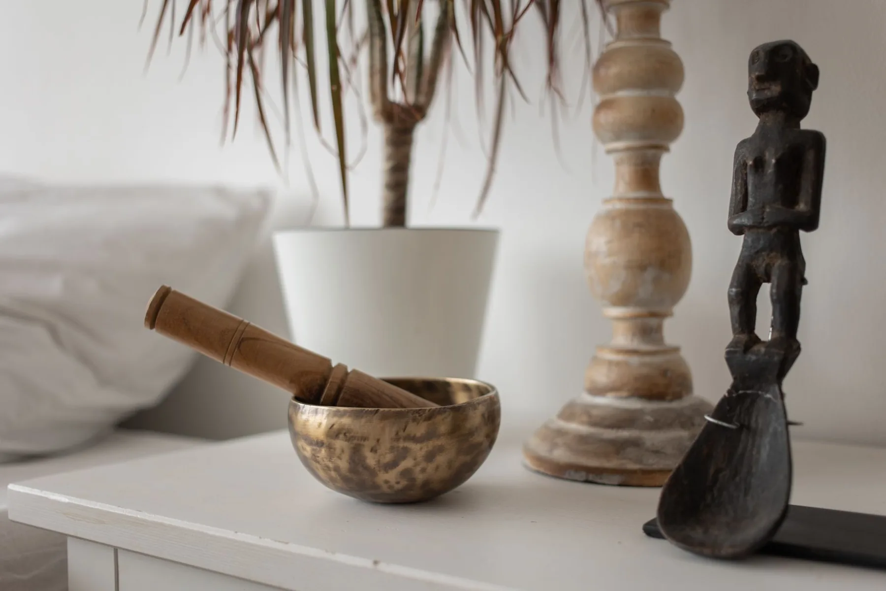 Tibetan bowl with meditation mallet Tibetan bowl with meditation mallet