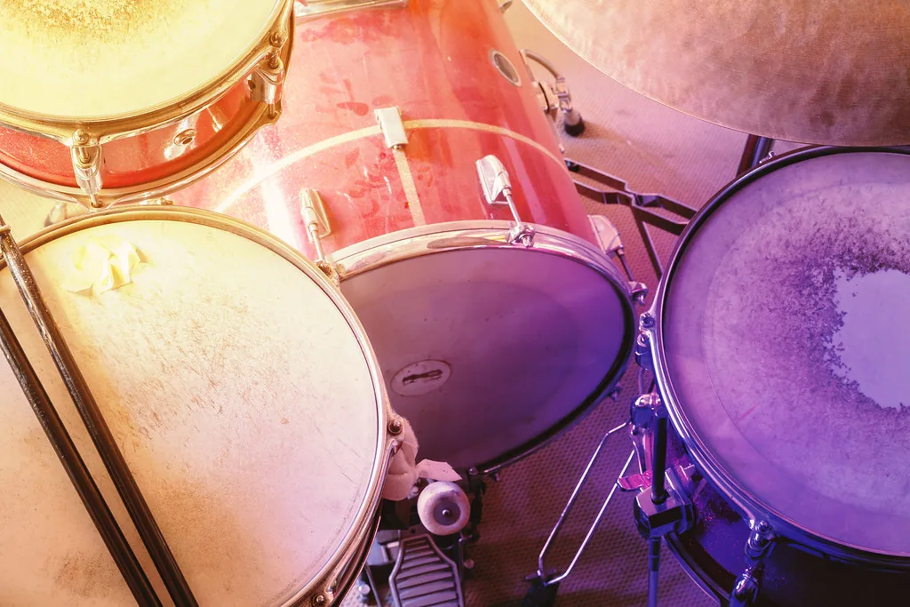 Batterie acoustique en gros plan colore