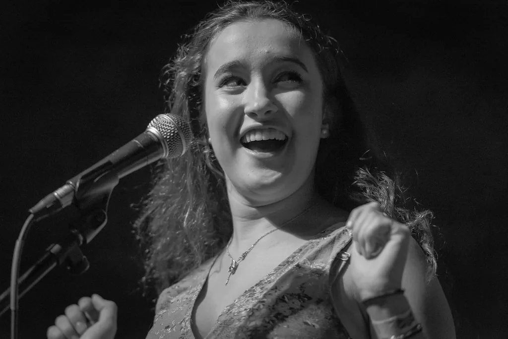 Chanteuse au micro sur scène