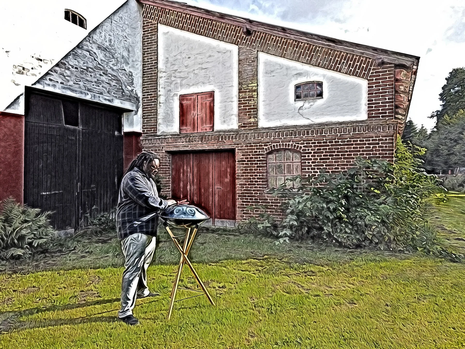 Musicien au handpan devant bâtiment Musicien au handpan devant bâtiment