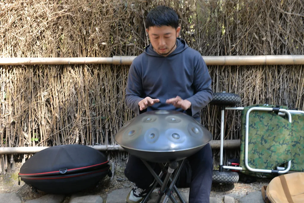 Musicien jouant un handpan dehors