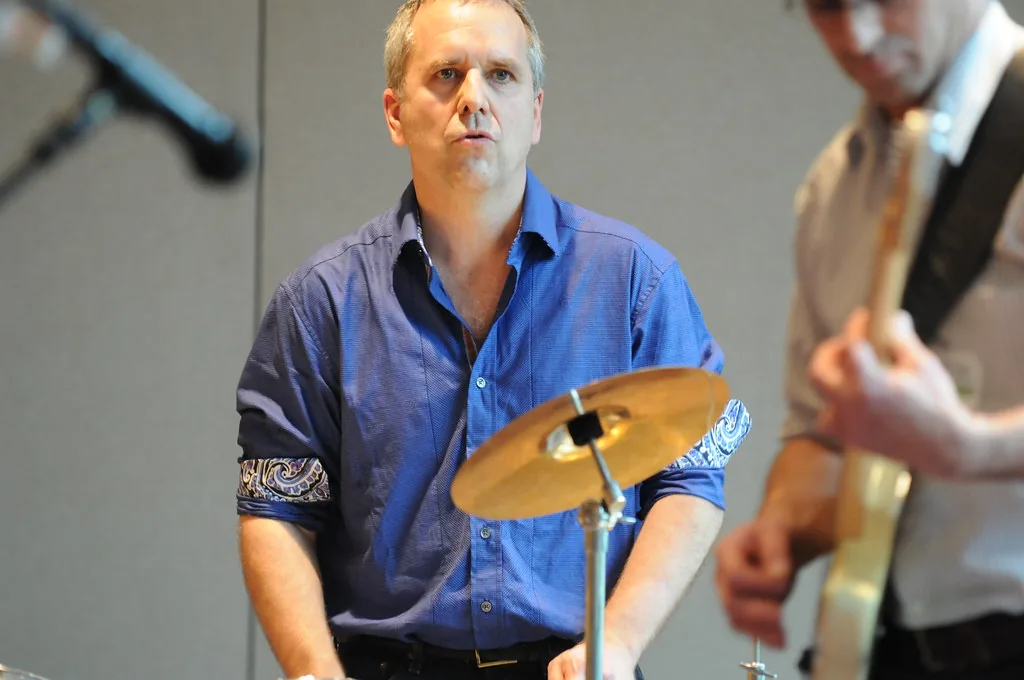 Musicien percussionniste en répétition live Musicien percussionniste en répétition live