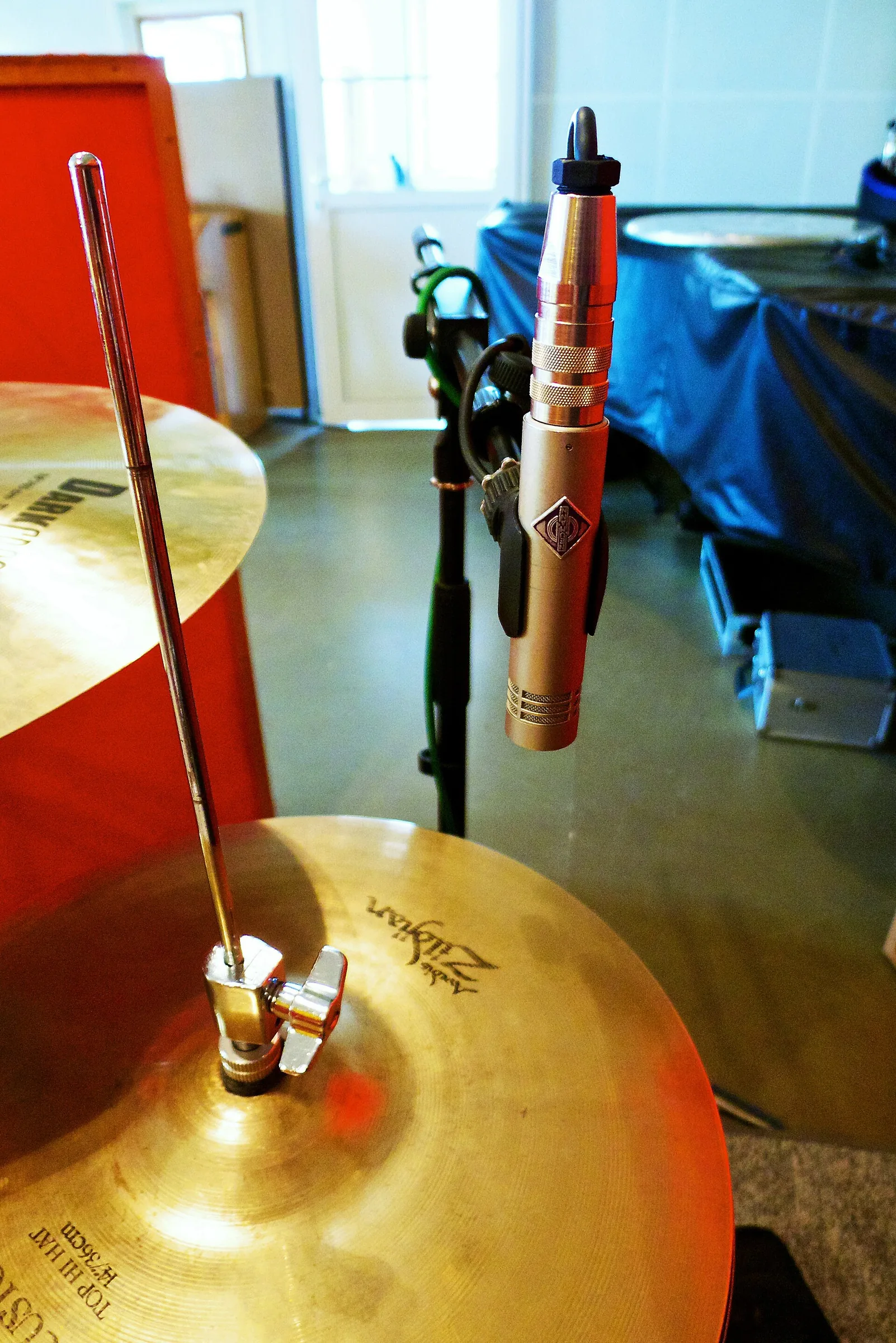 Micro de studio pres des cymbales Micro de studio pres des cymbales