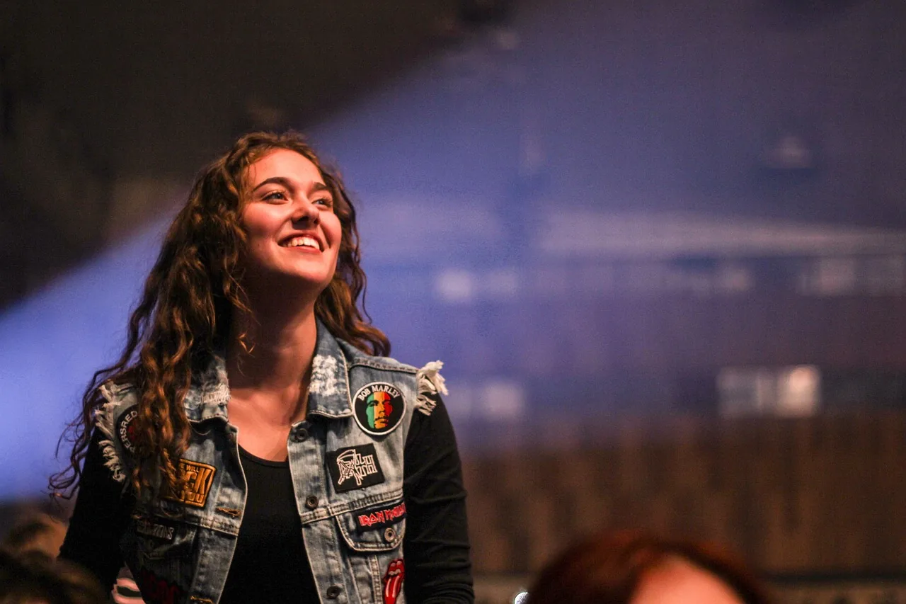 Musicienne souriante en répétition