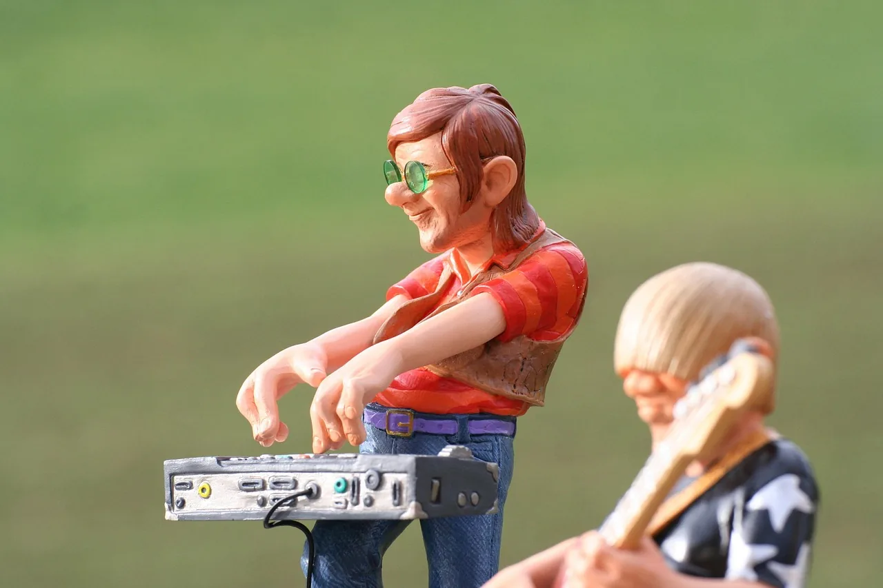 Figurines of musicians on stage Figurines of musicians on stage