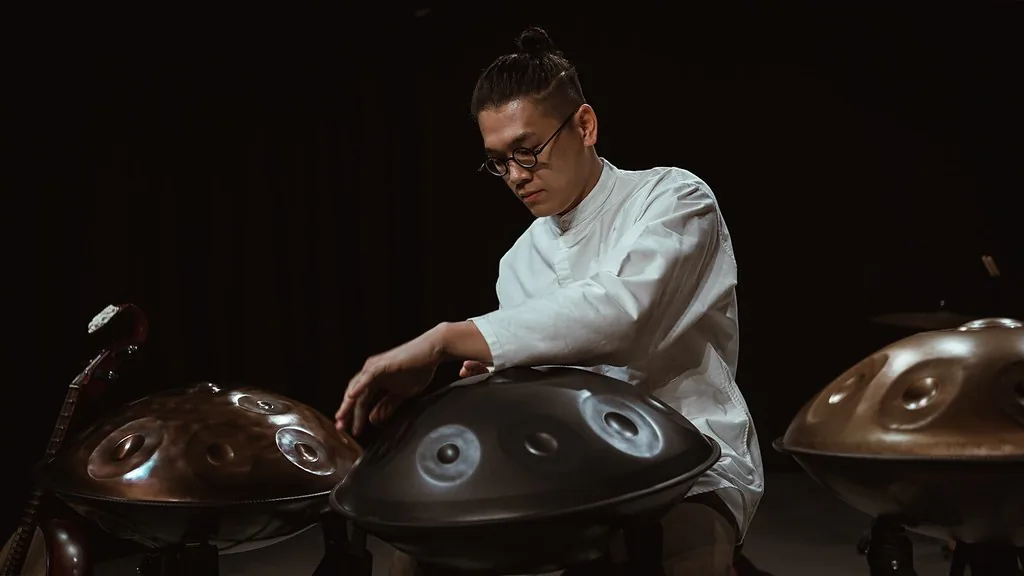 Musicien jouant des handpans en scène Musicien jouant des handpans en scène