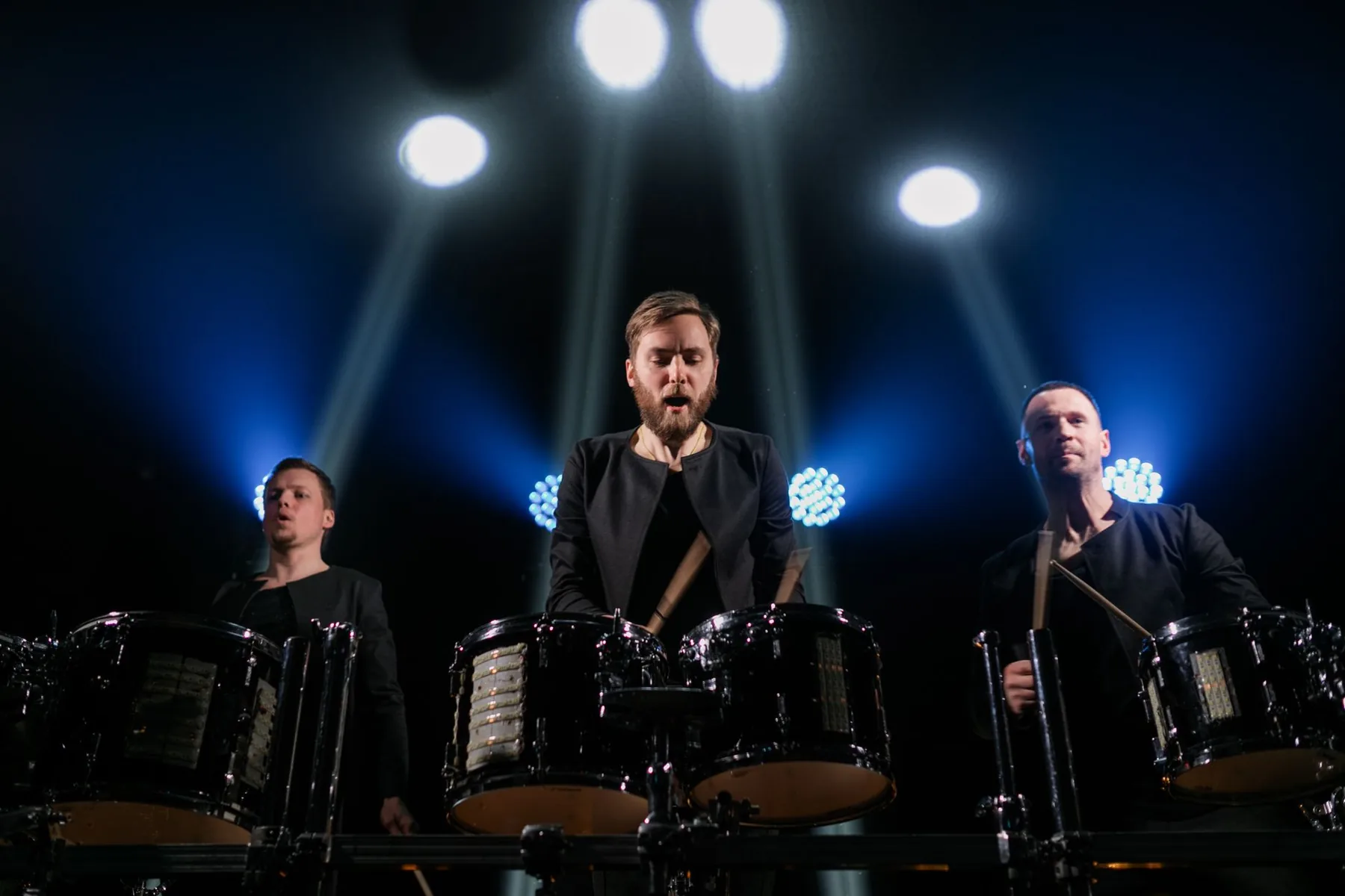 Percussionnistes avec tambours sur scène Percussionnistes avec tambours sur scène