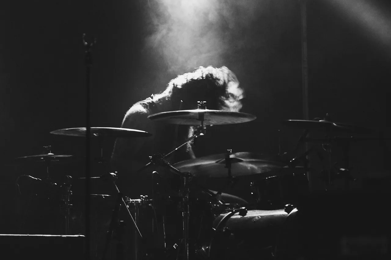 Batteur sur scène en concert Batteur sur scène en concert